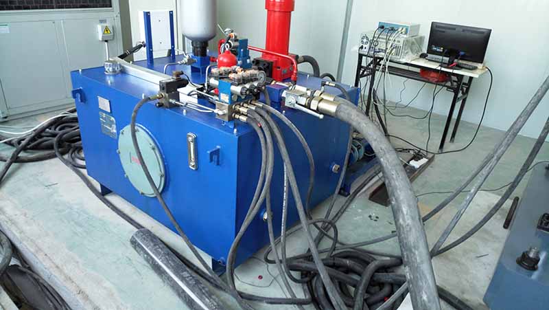 成功为烟台某检测单位修复500kN疲劳试验机一台